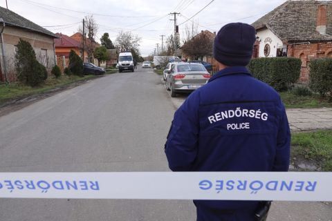 Bűnügyi helyszínelők dolgoznak 2019. november 22-én Kunszentmártonban, ahol egy nő megölte gyermekét.