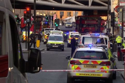 Lövöldözés London belvárosában, lezárták a London hidat
