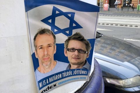 Uszító, antiszemita plakátok jelentek meg az Index újságíróiról Budapesten