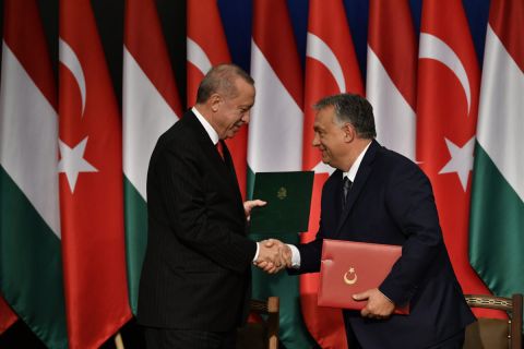 Recep Tayyip Erdogan török elnök (b) és Orbán Viktor miniszterelnök Budapesten, a Várkert Bazárban tartott sajtótájékoztatón 2019. november 7-én.