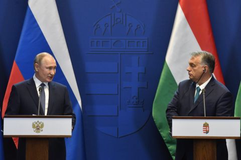 Vlagyimir Putyin orosz elnök (b) és Orbán Viktor miniszterelnök a tárgyalásukat követően tartott sajtótájékoztatón a Karmelita kolostorban 2019. október 30-án.