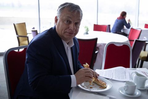 Orbán Viktor bureket eszik Horvátországban.