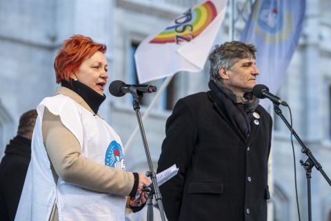 Szabó Zsuzsa, a Pedagógusok Szakszervezetének elnöke és Szűcs Tamás, a Pedagógusok Demokratikus Szakszervezetének elnöke a Pedagógusok Szakszervezete (PSZ) országos pedagógusdemonstrációján Budapesten, a Kossuth téren 2019. november 30-án.