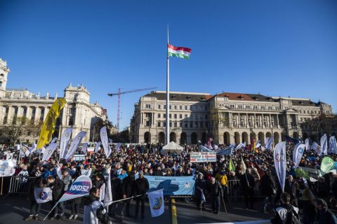 A Pedagógusok Szakszervezete (PSZ) országos pedagógusdemonstrációja Budapesten, a Kossuth téren 2019. november 30-án.