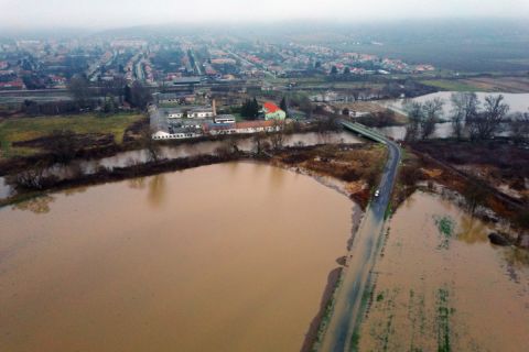 A Sajó folyó áradása miatt lezárt út Putnok és Sajóvelezd között 2019. november 14-én.