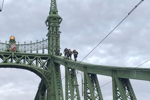 Valaki felmászott a Szabadság hídra, tűzoltók, rendőrök a helyszínen