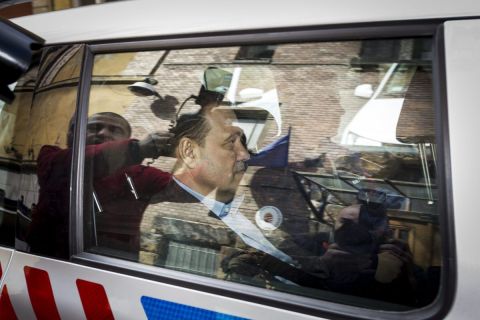 A Quaestor-cégcsoport elnök-vezérigazgatóját, Tarsoly Csabát szállítják el egy rendőrautóval a Fővárosi Főügyészség Fő utcai épületéből 2015. március 28-án.