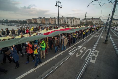 Résztvevők a Budapest blokádja, Erdogan látogatása ellen címmel meghirdetett demonstráción Budapesten, a Margit hídon 2019. november 7-én.