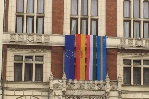 Facebookon hisztizik az újpesti fideszes, mert kikerült az EU-zászló a városházára
