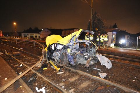 Összetört taxi a Vecsés-Kertekalja vasúti megállóhely közelében, miután vonattal ütközött 2019. november 10-én.