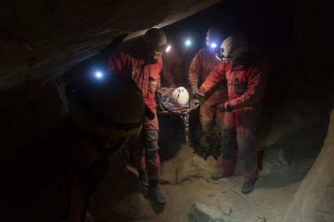 A Magyar Barlangi Mentőszolgálat (BMSZ) által közreadott képen egy sérült nőt mentenek ki a  mentőszolgálat szakemberei a Mátyás-hegyi-barlangból 2019. december 10-én este.