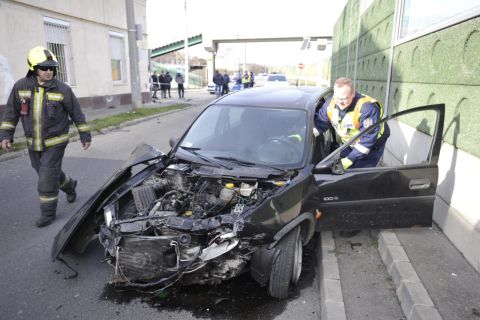 Ház falának csapódott egy autó Budapesten, a sofőr kizuhant