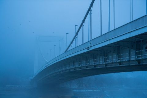 Az Erzsébet híd ködös időben 2019. december 4-én.