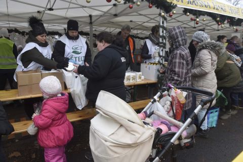 Élelmiszercsomag- és ebédosztás a Magyarországi Krisna-tudatú Hívők Közössége rendezésében a Népligetben 2019. december 25-én.
