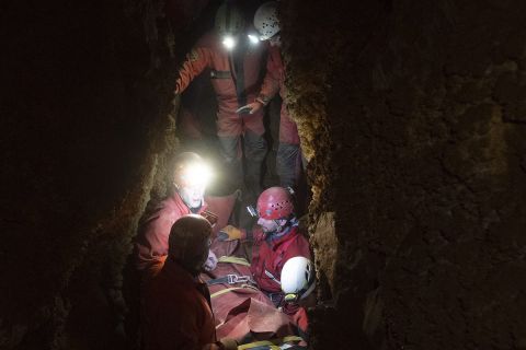 A Magyar Barlangi Mentőszolgálat (BMSZ) által közreadott képen egy súlyos balesetet szenvedett 35 éves férfit mentenek ki a mentőszolgálat szakemberei a Ferenc-hegyi-barlangból 2019. december 14-én este.