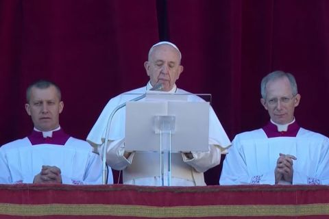 Fényt sürgetett Ferenc pápa a „sötétség uralta világban”