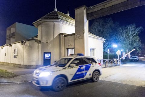 Rendőrautó 2019. december 15-én Győr egyik ipari telephelyén, ahol lakossági bejelentés alapján egy lakásban két gyermek, egy 13 éves lány és egy 10 éves fiú, valamint apjuk holttestét találták meg a rendőrök.