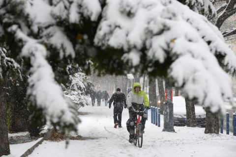 Egy férfi kerékpározik a behavazott XI. kerületi Bartók Béla úton 2019. december 2-án.