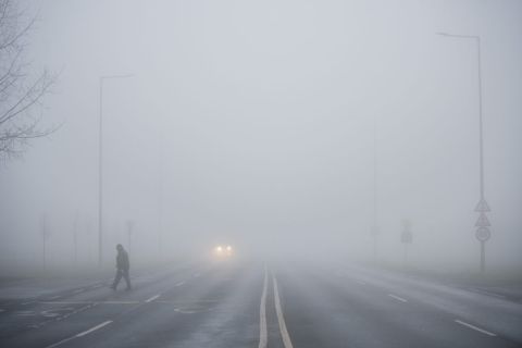 Gyalogos és autó ködben Pécsett, az 58-as úton 2019. december 8-án.