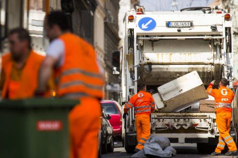 A Fővárosi Közterület-fenntartó Zrt. (FKF) munkatársai begyűjtik és elszállítják a lomtalanításkor keletkezett hulladékokat a VIII. kerületi Lujza utcában.