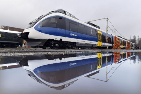 A Győr-Hegyeshalom vasútvonalon forgalomba állított, elsőként felújított és új arculattal ellátott Talent motorvonat a székesfehérvári MÁV Vagon Vasúti Jármű Gyártó és Javító Kft. telephelyén tartott bemutatón 2019. november 29-én.