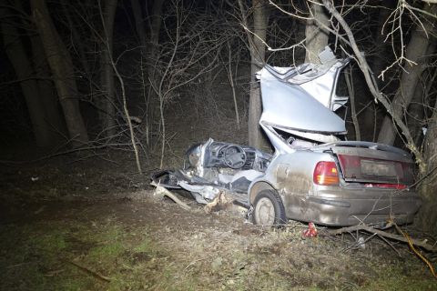 Fának csapódott személygépkocsi a Jász-Nagykun-Szolnok megyei Nagyrév közelében 2019. december 18-án. A balesetben az autó vezetője meghalt.