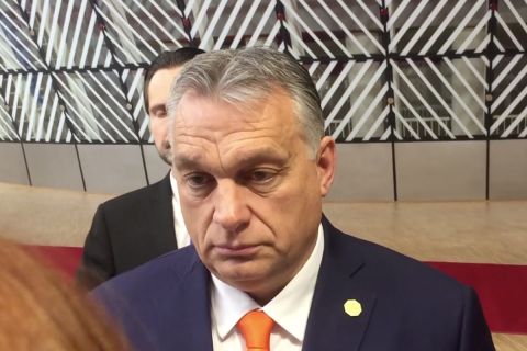 Orbán megérkezett a brüsszeli csatába, ahol kérni fogja, hogy ne bántsanak, mert szegények vagyunk