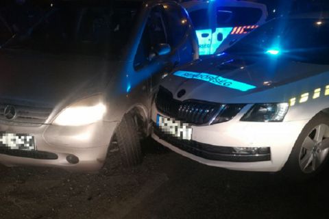 A román nő gépkocsija, miután egy rendőrautó végül megállította.