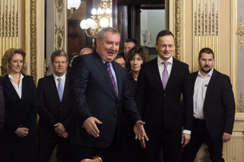 Szijjártó Péter külgazdasági és külügyminiszter (j2) találkozója Dmitrij Rogozinnal, a Roszkozmosz orosz állami űrügynökség igazgatójával (b3) Moszkvában 2019. december 13-án.