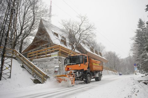 Tolólapos teherautó halad a hóesésben Kékestetőn 2019. december 2-án.