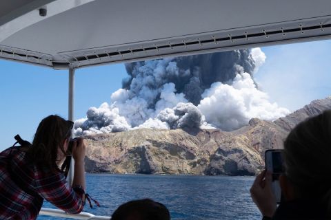 A fehér-szigeti vulkán percekkel a kitörés után.