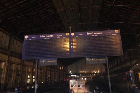 100 perces késések, vonatkimaradások a Nyugati pályaudvaron, megmagyarázta a MÁV
