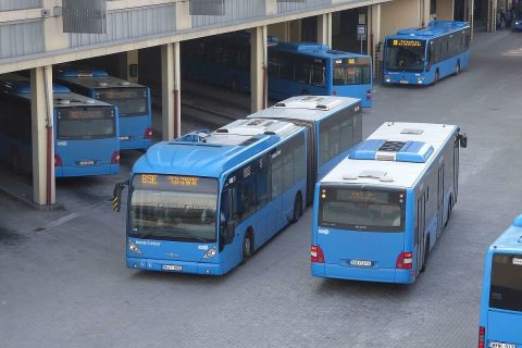 Egy 85E jelzésű Van Hool newAG300-as és egy MAN A21 Lion's City busz Kőbánya-Kispesten.