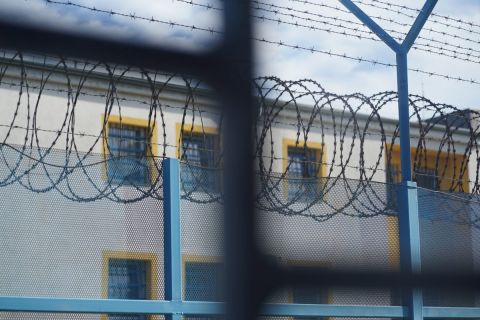 Börtönőrök életveszélyesen megvertek egy fogvatartottat, őrizetbe vették őket