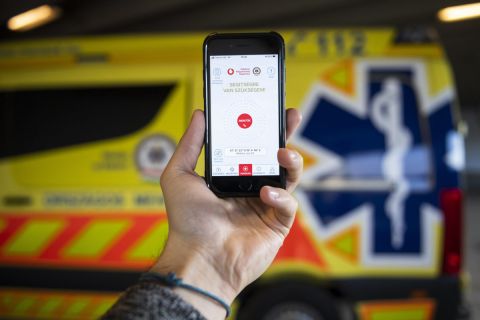 A mentők munkáját segítő ÉletMentő elnevezésű applikáció egy okostelefonon az alkalmazás bemutatóján Budapesten, az Országos Mentőszolgálat mentésirányító központjában 2020. január 23-án.