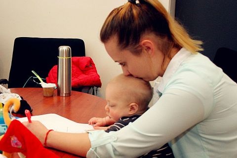 7 hónapos kisfiával vizsgázott egy anyuka az ELTE-n