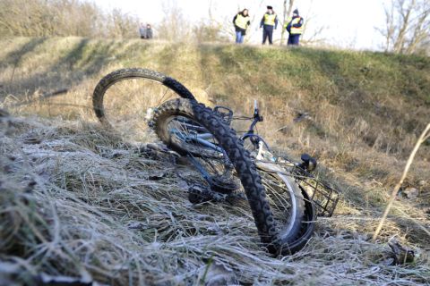 Összeroncsolódott kerékpár 2020. január 8-án Hernád külterületén, a 46109-es úton, ahol egy autós halálra gázolt egy biciklist.