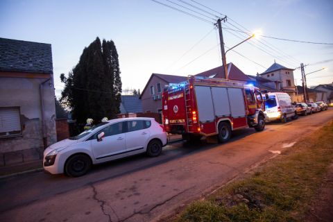 Tűzoltók és rendőrök egy családi ház előtt a nagykanizsai Rákóczi utcában 2020. január 7-én, miután az épületben feltehetően füstgázmérgezésben hárman meghaltak.