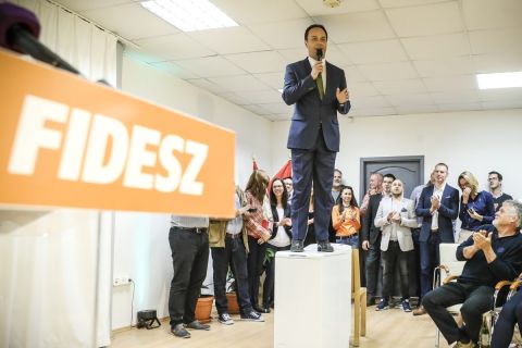 Nyitrai Zsolt fideszes országgyűlési képviselő győzelmi mámorban 2018. április 8-án.