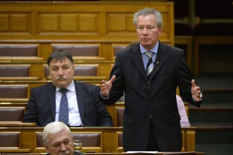 Pálffy István, a Kereszténydemokrata Néppárt frakcióvezető-helyettese felszólal napirend előtt az Országgyűlés plenáris ülésén 2013. október 22-én.