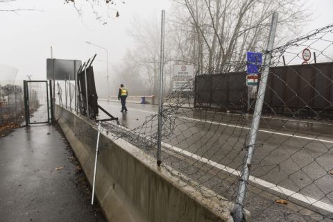 Megrongált kerítés a Horgos és Röszke közötti határátkelőnél, a szerb-magyar határon 2020. január 28-án.
