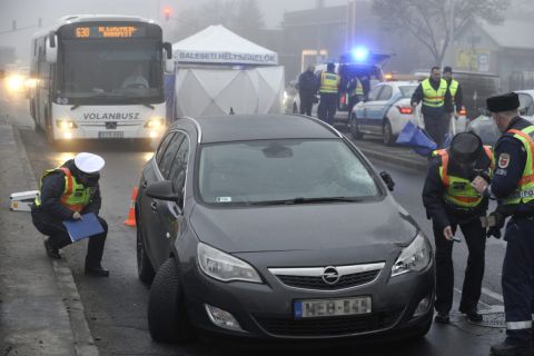 Rendőrök helyszínelnek egy autó mellett Soroksáron, a Grassalkovich úton 2020. január 17-én, miután a járművel halálra gázoltak egy 68 éves nőt.