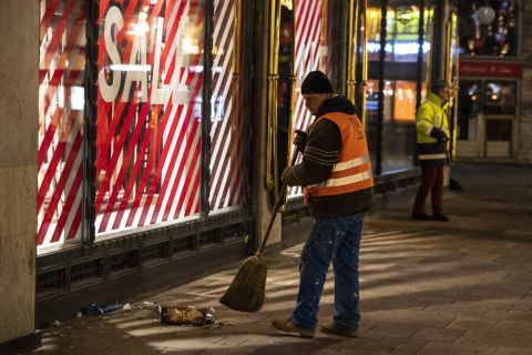 A szilveszteri ünneplés után maradt hulladékot takarítják a Fővárosi Közterület-fenntartó (FKF) Zrt. dolgozói a belvárosi Vörösmarty téren 2020. január 1-jén hajnalban.