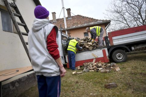 Tűzifát osztanak egy rászorulónak Debrecen józsai városrészében 2020. január 20-án.
