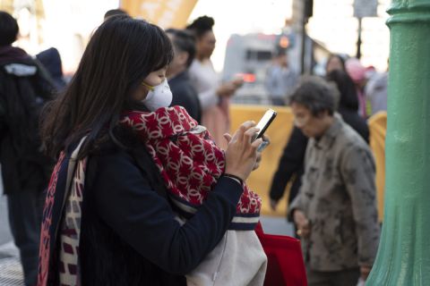 Maszkot viselő nő San Francisco Chinatown  negyedében, 2020. február 8-án.