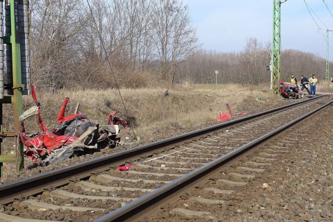 Vonattal ütközött személygépkocsi kettészakadt maradványai egy kecskeméti vasúti átkelőhelynél 2020. február 16-án. Az autó két utasa a helyszínen életét vesztette.