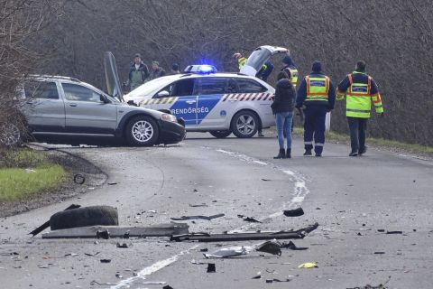 Rendőrségi helyszínelés Hódmezővásárhely és Szikáncs között, ahol összeütközött egy személygépkocsi és egy motorkerékpár 2020. február 15-én.