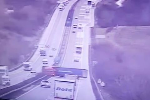Videón az M1-esen történt hétfői kamionbaleset