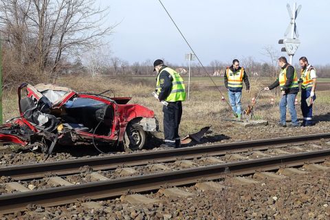 Helyszínelők egy kecskeméti vasúti átjáróban, ahol kettészakadt egy személygépkocsi, amikor összeütközött egy vonattal 2020. február 16-án. Az autó két utasa a helyszínen életét vesztette.