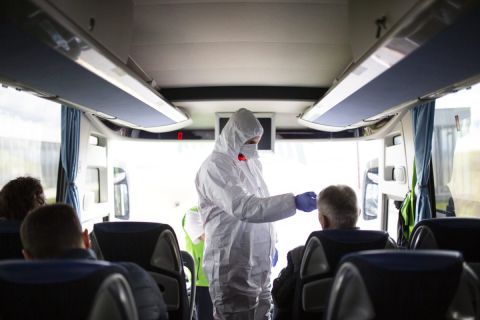 Török Róbert mentőápoló ellenőrzi egy érkező busz utasait a koronavírus-járvány miatt a letenyei határállomáson 2020. február 5-én.